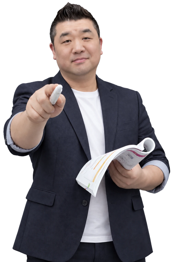 교재와 펜을 들고 설명하는 인스카이학원 진민하 원장