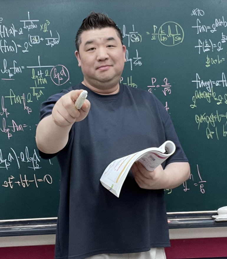 인스카이학원 원장 진민하(찐쌤)가 칠판 앞에서 지도하는 모습