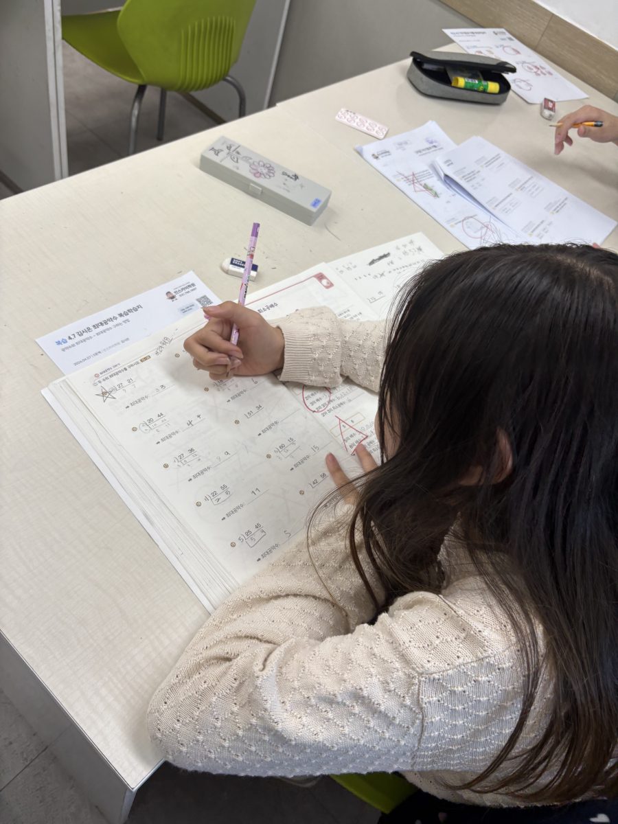 학습지를 푸는 학생
